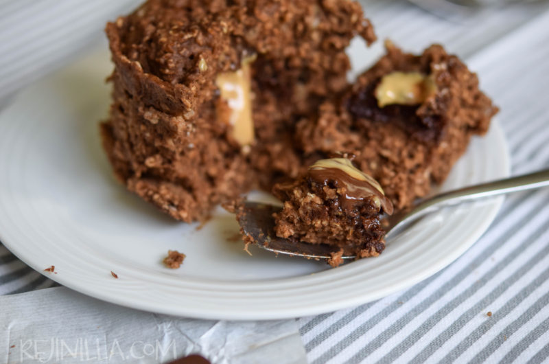 Mug cake de chocolate relleno de cacahuate